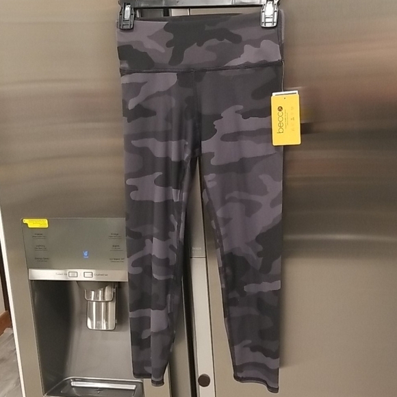 💕BECCO💕 Capri Yoga Pants ~ Camo Print - Picture 1 of 6